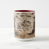 Mug Bébé Meerkat Jouant Dans Le Sable, (Centre)