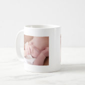 Mug bébé nouveau-né tenant le doigt de pères (Devant gauche)