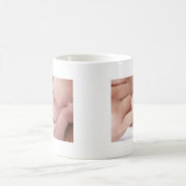 Mug bébé nouveau-né tenant le doigt de pères (Centre)