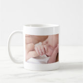 Mug bébé nouveau-né tenant le doigt de pères (Gauche)