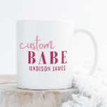 Mug Bébé Personnalisé Drôle Dire Nom Personnalisé<br><div class="desc">Custom Babe Funny Saying Personalized Name présente un design simple avec le texte "custom babe" dans la typographie de script de calligraphie rose moderne et personnalisé avec votre nom. Parfait pour un cadeau amusant pour maman, meilleurs amis, petite amie, pour l'anniversaire, Noël, vacances, Fête des Mères et plus encore. Conçu...</div>