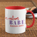 Mug Bébé Personnalisé Drôle Dire Nom Personnalisé<br><div class="desc">Custom Babe Funny Saying Personnalized Name présente un design simple avec le texte "custom babe" dans la typographie de script de calligraphie moderne rouge et violet et personnalisé avec votre nom. Parfait pour un cadeau amusant pour maman, meilleurs amis, petite amie, pour l'anniversaire, Noël, vacances, Fête des Mères et plus...</div>