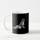Mug Bébé singe mignon serrant une poupée en peluche jo (Gauche)