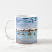 Mug Bécasseaux fonctionnant le long de la plage (Gauche)