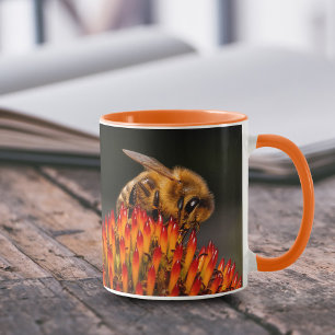 Mug Belle abeille à miel pollinisant une échinacée