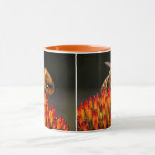 Mug Belle abeille de miel pollinisant un confleur (Centre)