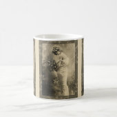 Mug Belle dame victorienne avec des fleurs coupées (Centre)