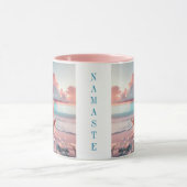 Mug Belle femme méditant sur la plage vierge (Centre)
