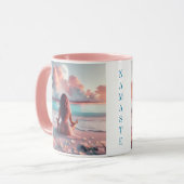 Mug Belle femme méditant sur la plage vierge (Devant gauche)