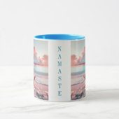 Mug Belle femme méditant sur la plage vierge (Centre)