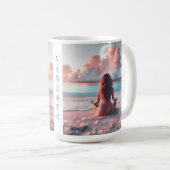 Mug Belle femme méditant sur la plage vierge (Devant droit)