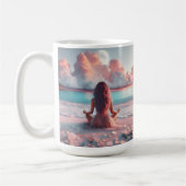 Mug Belle femme méditant sur la plage vierge (Gauche)