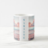 Mug Belle femme méditant sur la plage vierge (Centre)
