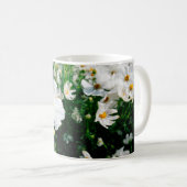 Mug Belle fleurs de cosmos blanc fleurissant dans la g (Devant droit)