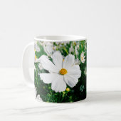Mug Belle fleurs de cosmos blanc fleurissant dans la g (Devant gauche)