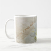 Mug Belle journée avec une fleur blanche (Gauche)