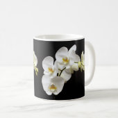 Mug Belle Orchidée blanche avec Arrière - plan noir (Devant droit)