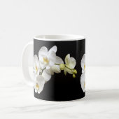 Mug Belle Orchidée blanche avec Arrière - plan noir (Devant gauche)