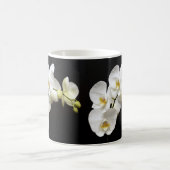 Mug Belle Orchidée blanche avec Arrière - plan noir (Centre)
