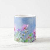 Mug Belles fleurs roses et violettes avec ciel nuageux (Centre)