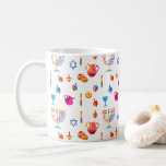 Mug Belles vacances juives heureuses de Hanoukka<br><div class="desc">Belles tasse et tasse de café juives heureuses de vacances de Hanoukka. Arrière - plan juif de Hanoukka de vacances avec des symboles traditionnels de Chanukah - les dreidels en bois (dessus de rotation), les butées toriques, le menorah, les bougies, l'étoile de David et les lumières rougeoyantes wallpaper le motif....</div>