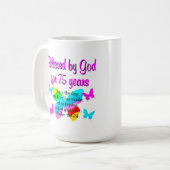 MUG BÉNÉFICIANT D'UNE CONCEPTION DE 75E ANNIVERSAIRE (Devant gauche)