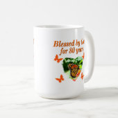 MUG BÉNÉFICIÉ PAR DIEU PENDANT 80 ANS PHOTO DE BUTTERF (Devant droit)