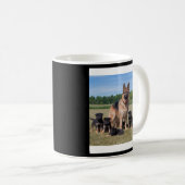 Mug Berger Allemand Personnalisable avec des Chiots Ad (Devant droit)