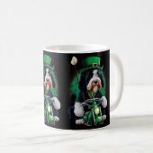 Mug Bernedoodle Chien conduisant vélo St. Patrick's Da (Devant droit)