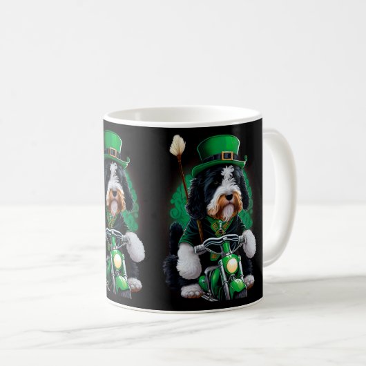 Mug Bernedoodle Chien conduisant vélo St. Patrick's Da (Devant droit)
