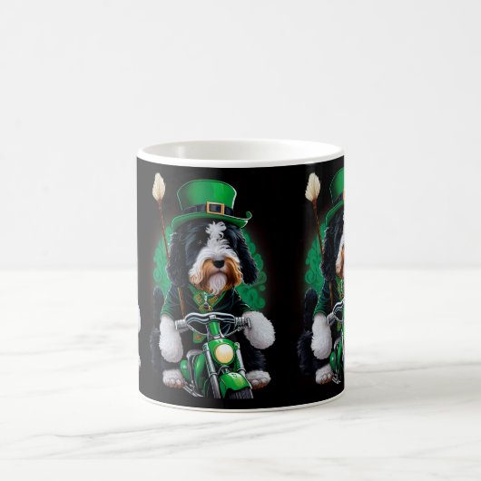 Mug Bernedoodle Chien conduisant vélo St. Patrick's Da (Centre)