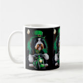 Mug Bernedoodle Chien conduisant vélo St. Patrick's Da (Gauche)