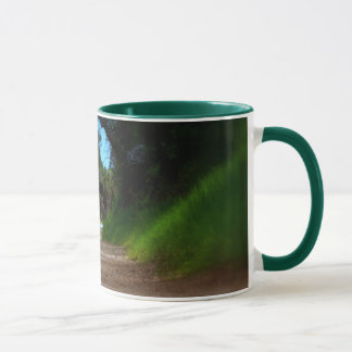 Mug Bible en un main et café dans l'autre