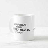 Mug Bibliothécaire Ninja mortel par nuit (Devant gauche)