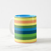 Mug bicolore aux lignes printanières colorées (Devant gauche)
