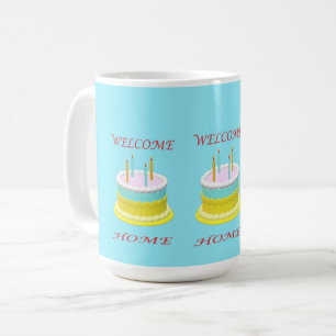 Mug Bienvenue à la maison avec un gâteau bougies et mo