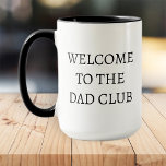 Mug Bienvenue au Club Papa moderne noir et blanc<br><div class="desc">Design est composé de typographie moderne avec police sans serif.</div>