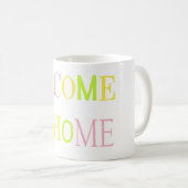 Mug Bienvenue chez vous dans les tons rose bleu jaune  (Devant droit)