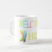 Mug Bienvenue chez vous dans les tons rose bleu jaune  (Devant gauche)