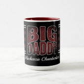 Mug Big Daddy avec damier marron et nom sur fond noir (Centre)
