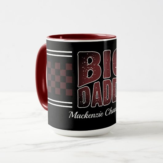 Mug Big Daddy avec damier marron et nom sur fond noir (Devant gauche)