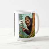 Mug Bigfoot amusant à la recherche de l'arbre derrière (Devant droit)
