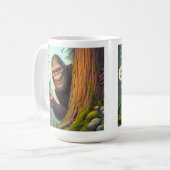 Mug Bigfoot amusant à la recherche de l'arbre derrière (Devant gauche)
