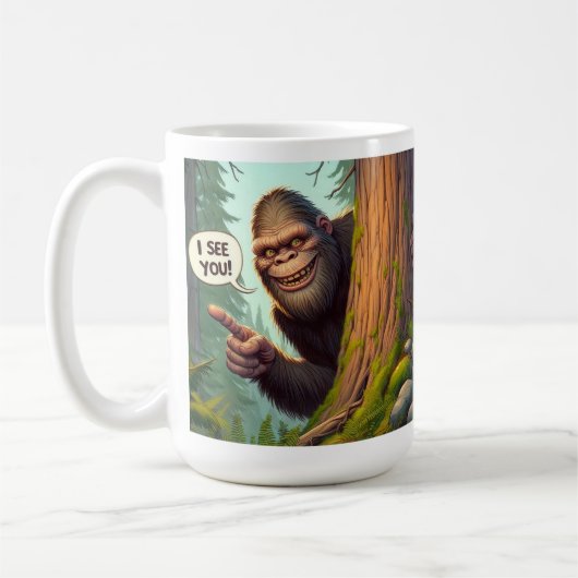 Mug Bigfoot amusant à la recherche de l'arbre derrière (Gauche)