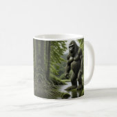 Mug Bigfoot debout dans un dessin de Creek (Devant droit)