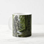 Mug Bigfoot debout dans un dessin de Creek (Devant gauche)