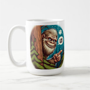 Mug Bigfoot Drôle se Cachant derrière un Arbre