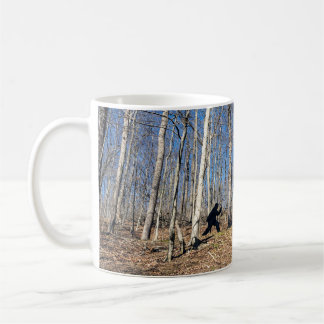 Mug Bigfoot marchant dans les bois