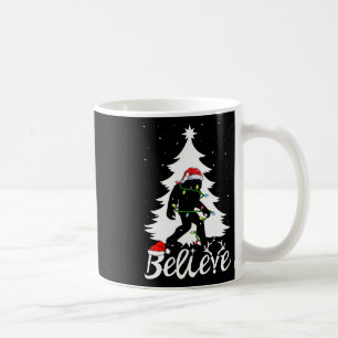 Mug Bigfoot portant un sapin de Noël, croyant en Sasqu