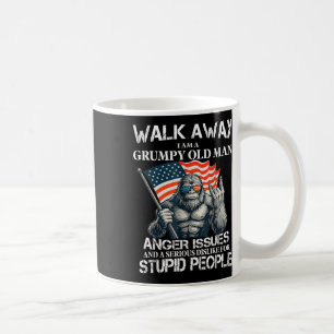 Mug Bigfoot s'éloigner Je suis un vieil homme grincheu